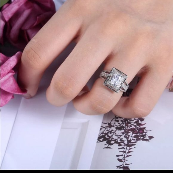 18K WHITE GOLD ROUND DIAMOND HALO RING - Picture 4 of 6